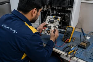 تعمیرکار درحال تعمیر برد یخچال